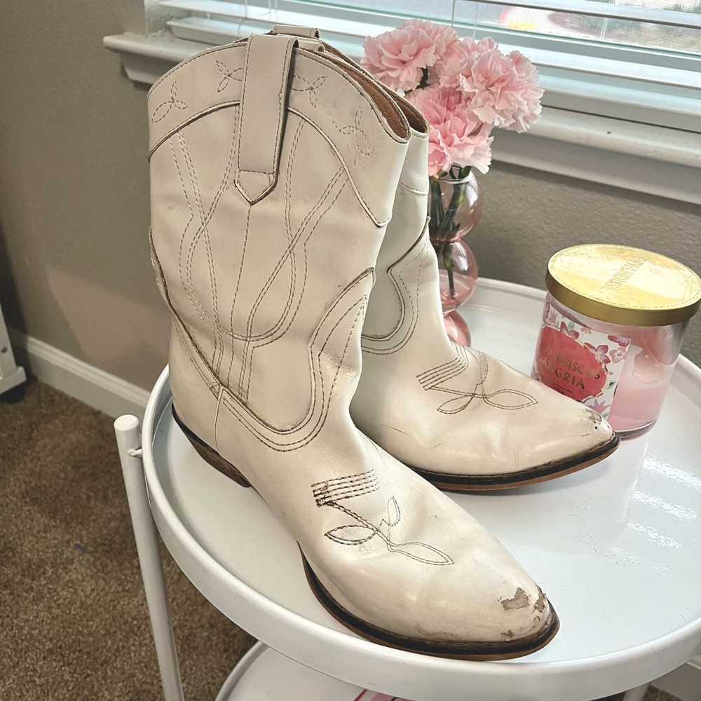 Slightly scuffed up white cowgirl boots